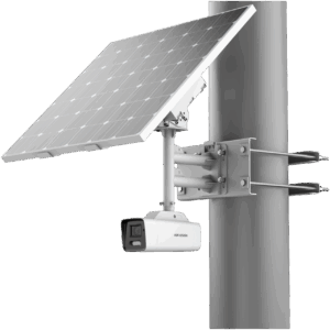 Überwachungskamera auf einem Mast mit angeschlossenem Solarpanel, befestigt mit Metallhalterungen.