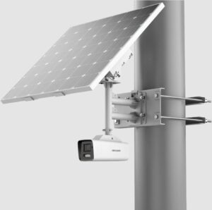Eine Überwachungskamera ist an einem Mast montiert, verbunden mit einem Solarpanel zur Stromversorgung.