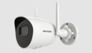 Weißes Überwachungskamera-Modell von Hikvision mit zwei Antennen und Halterung.