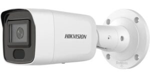 Eine weiße Überwachungskamera der Marke Hikvision in zylindrischer Form, montiert auf einer Wandhalterung.