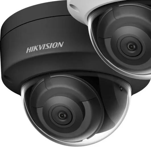 Zwei Überwachungskameras von Hikvision in einer Kuppelform, eine schwarz und die andere weiß, positioniert übereinander.