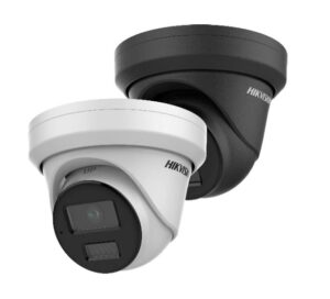 Zwei Überwachungskameras der Marke Hikvision, eine in Weiß und eine in Schwarz, nebeneinander angeordnet.