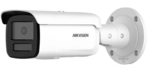 Eine weiße Hikvision Überwachungskamera mit langer zylindrischer Form, an einer Wandhalterung befestigt.