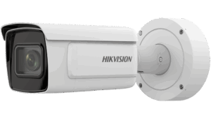 Eine weiße Sicherheitskamera von Hikvision mit rechteckigem Linsengehäuse und Wandhalterung.