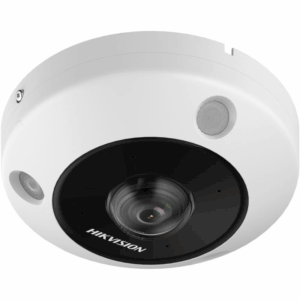Nahaufnahme einer Überwachungskamera der Marke Hikvision in runder Bauform mit schwarzem Objektiv in einem weißen Gehäuse.