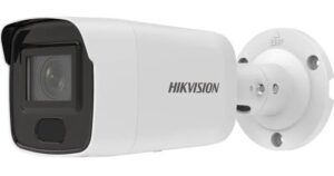 Weiße Überwachungskamera von Hikvision mit einer zylindrischen Form und einem verstellbaren Wandhalterungssystem.