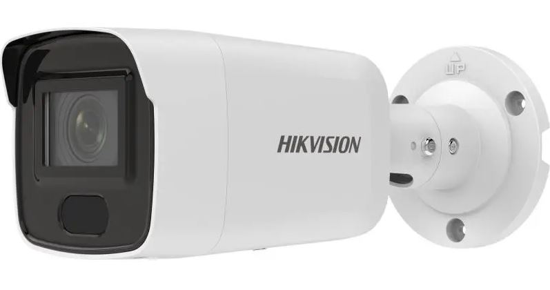 Eine weiße Überwachungskamera der Marke Hikvision mit einem schwarzen Objektivgehäuse und Wandhalterung, seitlich abgebildet.