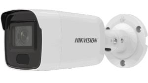 Weiße Überwachungskamera von Hikvision, montiert an einer Wandhalterung, mit einem schwarzen Objektiv und der Aufschrift 'HIKVISION' auf der Seite.