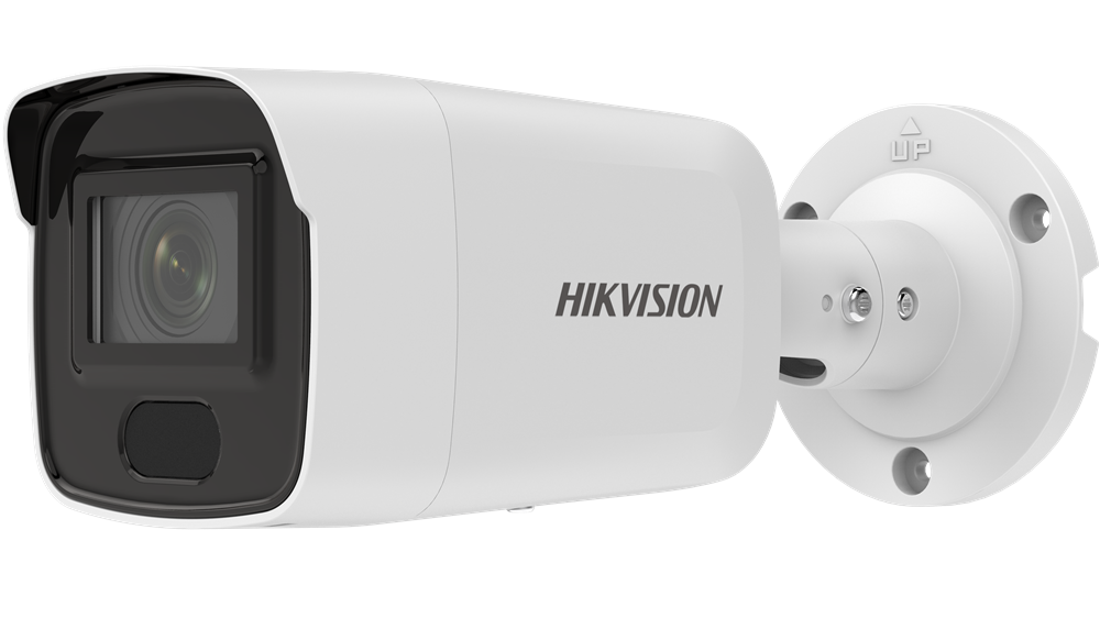 Weiße Überwachungskamera von Hikvision, montiert an einer Wandhalterung, mit einem schwarzen Objektiv und der Aufschrift 'HIKVISION' auf der Seite.