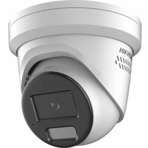 Nahaufnahme einer weißen Überwachungskamera mit einem abgerundeten Gehäuse und einem Objektiv in der Mitte, gekennzeichnet durch die Marke "Hikvision".