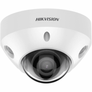 Weiße Überwachungskamera der Marke Hikvision, mit einer halbkugelförmigen Glaskuppel und sichtbarer Linse.