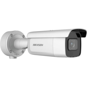 Eine weiße Überwachungskamera der Marke Hikvision, montiert an einer Wandhalterung, mit einem modernen, rechteckigen Design und einem schützenden Schirm über der Linse.