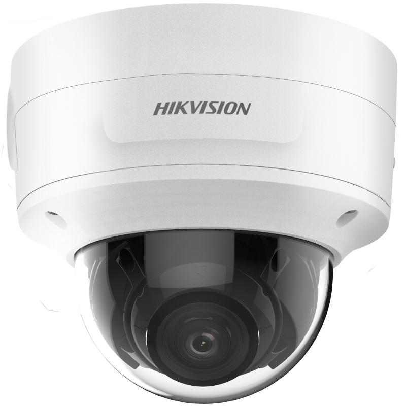 Eine weiße Kuppelüberwachungskamera von Hikvision mit sichtbarem Objektiv hinter einer transparenten Abdeckung.