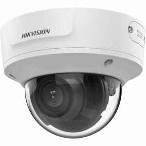 Weiße Dome-Sicherheitskamera von Hikvision mit einem transparenten Gehäuse, das das Kameraobjektiv zeigt.