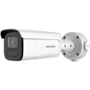 Weiße Überwachungskamera von Hikvision mit einem markanten rechteckigen Gehäuse und abgerundetem Objektivdeckel, montiert an einer schwenkbaren Halterung.