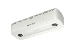 Weiße Überwachungskamera von Hikvision mit zwei Linsen und Lüftungsschlitzen an der Oberseite.