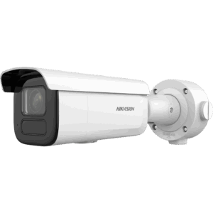 Weiße Überwachungskamera der Marke Hikvision mit länglichem Gehäuse und sichtbarem Objektiv, montiert auf einer Halterung.