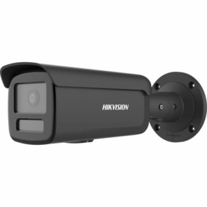 Schwarze Überwachungskamera der Marke Hikvision, montiert auf einer Wandhalterung.