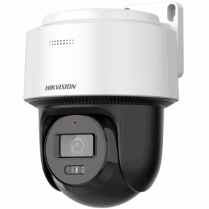 Nahaufnahme einer modernen Überwachungskamera mit weißem Gehäuse und schwarzem Kameramodul, Marke Hikvision.
