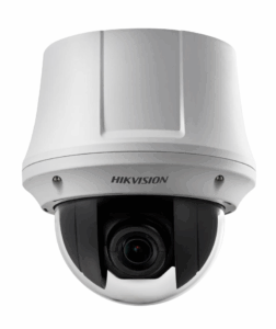 Eine weiße Sicherheitskamera der Marke Hikvision mit einer Kuppelform und einem großen Objektiv in der Mitte.
