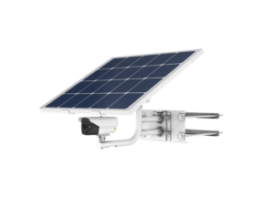 Eine Überwachungskamera wird von einem Solarpanel betrieben und ist an einer Wandhalterung befestigt.