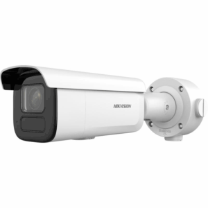 Weiße Überwachungskamera der Marke Hikvision mit einem schützenden Gehäuse und einer Halterung für die Wandmontage.