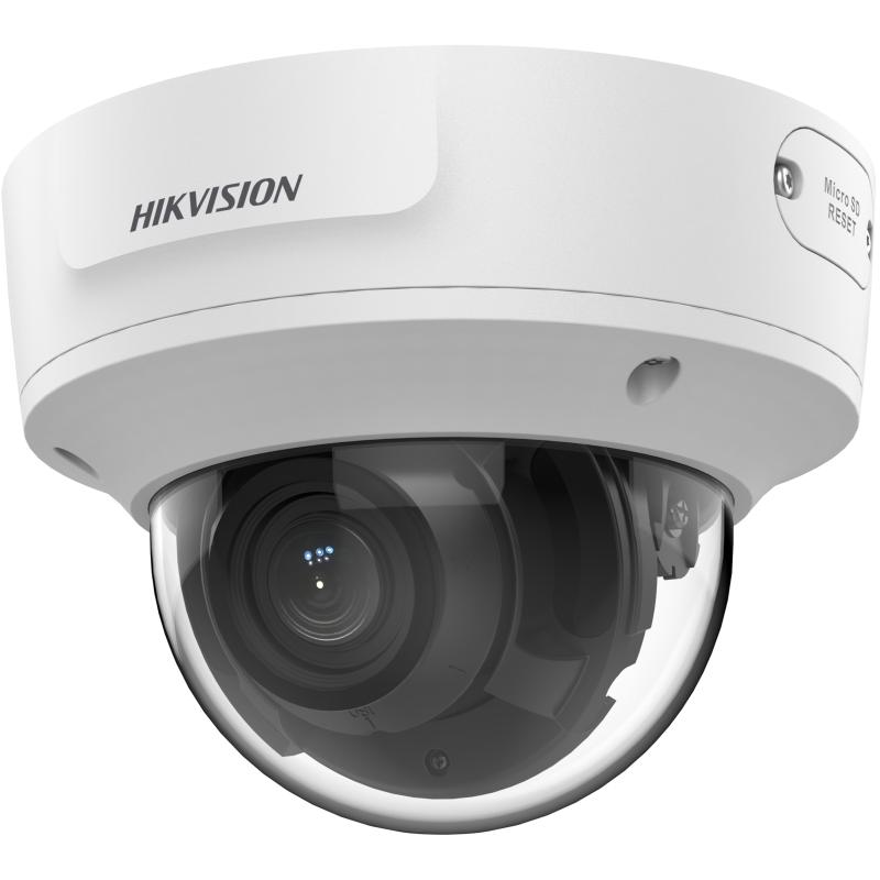 Close-up einer weißen Überwachungskamera der Marke Hikvision mit gewölbtem Schutzglas und erkennbaren Objektivdetails.