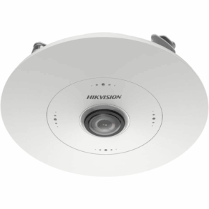 Ein runde Überwachungskamera der Marke Hikvision, die an der Decke montiert ist, mit einem zentralen Kameraobjektiv und umgebenden kleinen Sensoren.