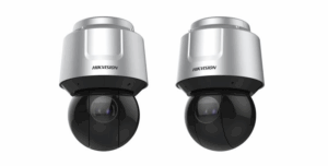 Zwei silberfarbene Überwachungskameras mit schwarzem, kuppelförmigem Unterteil von Hikvision auf weißem Hintergrund.