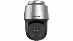 Hikvision Sicherheitskamera mit robustem silbernen Gehäuse und sichtbarem Objektiv in der Mitte, umgeben von mehreren kleinen Sensoren.