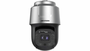 Eine silberne und schwarze Überwachungskamera der Marke Hikvision mit einem runden Gehäuse und sichtbarem Objektiv in der Mitte.