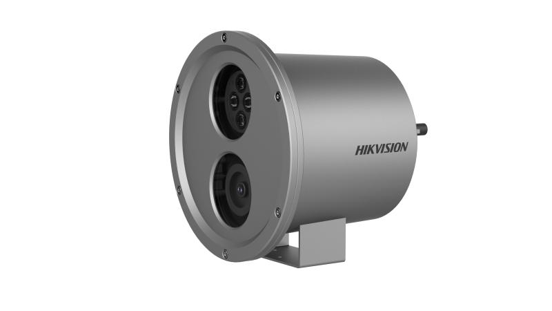Silberne Überwachungskamera von Hikvision mit zylindrischem Gehäuse und zwei Linsen, die auf einem Metallfuß montiert ist.