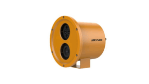 Eine Hikvision-Kamera in einem orangenen, zylindrischen Gehäuse mit zwei Linsen auf der Vorderseite.
