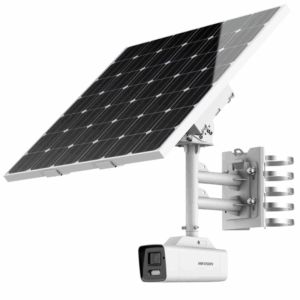 Solarkamera mit großem Solarmodul, montiert auf einem stabilen Metallgestell, ausgerichtet in einem Winkel.
