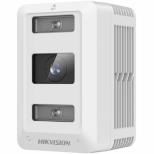 Eine weiße Überwachungskamera von Hikvision mit einem rechteckigen Gehäuse, das über eine Linse in der Mitte und Lufteinlässe an der Seite verfügt.