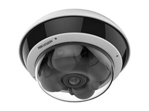 Eine weiße, kuppelförmige Überwachungskamera der Marke Hikvision mit einer transparenten Abdeckung, die den internen Kameramechanismus zeigt.