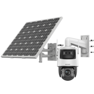 Eine Überwachungskamera mit einem großen Solarpanel, montiert an einer weißen Wandhalterung, die eine zuverlässige Energieversorgung ermöglicht.