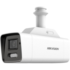 Eine weiße Überwachungskamera der Marke Hikvision mit rechteckiger Form und abgerundetem Design, ausgestattet mit einem Objektiv und einem Infrarotlicht auf der Vorderseite.