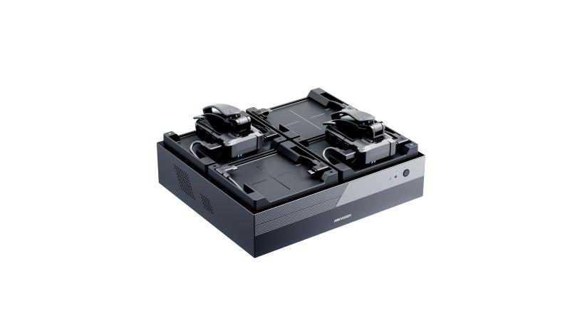 Ein moderner, schwarzer VR-Kamera-Recorder mit zwei VR-Kameras auf einer quadratischen Basis, bei der die Kameras diagonal zueinander positioniert sind.