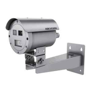 Eine silberne Überwachungskamera von Hikvision, montiert auf einer stabilen Halterung zur Wandbefestigung.