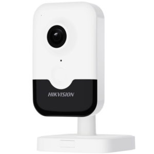 Eine weiße und schwarze Sicherheitskamera von Hikvision auf einem Standfuß, mit Linse und Sensoren sichtbar.