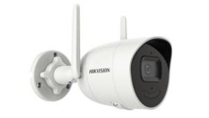 Eine weiße Überwachungskamera der Marke Hikvision mit Antennen, zur Wandmontage geeignet.