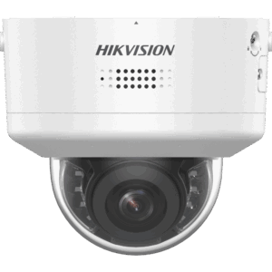 Weiße Überwachungskamera von Hikvision, montiert in einer halbkugelförmigen Schutzabdeckung mit Sicht auf die Linse.
