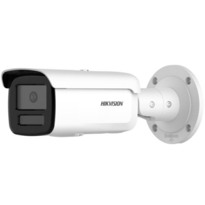 Weiße Überwachungskamera von Hikvision mit Wandhalterung.