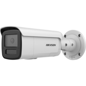 Eine weiße Überwachungskamera der Marke Hikvision, montiert an einer Wandhalterung.
