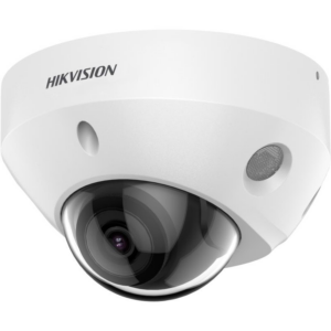 Nahaufnahme einer weißen Überwachungskamera der Marke Hikvision mit kuppelförmigem Objektiv.