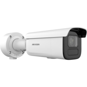 Eine weiße Überwachungskamera der Marke Hikvision mit robustem Gehäuse und abgewinkeltem Halterungsarm.
