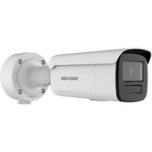 Weiße Überwachungskamera der Marke Hikvision, montiert auf einer Wandhalterung, mit einem rechteckigen Gehäuse und einem sichtbaren Objektiv auf der Vorderseite.