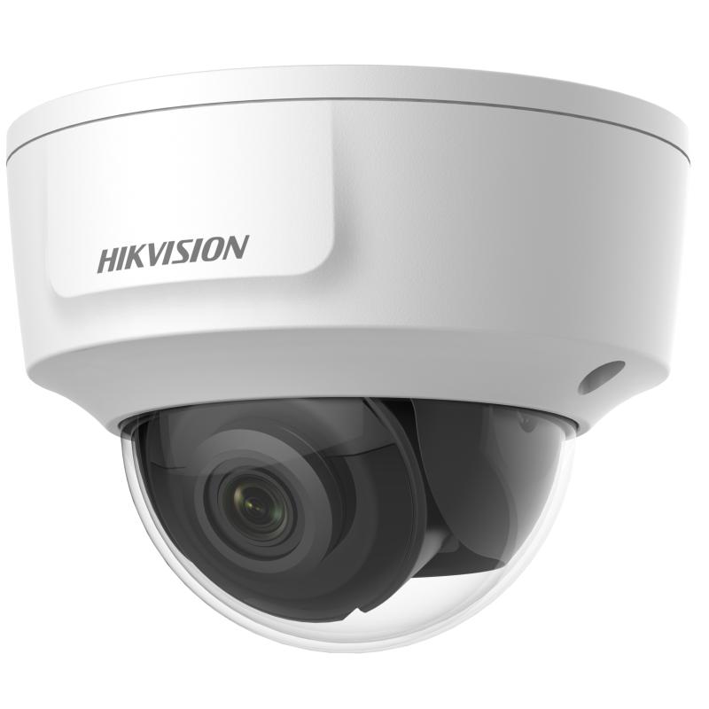 Eine weiße Dome-Sicherheitskamera der Marke Hikvision mit transparentem Gehäuse und sichtbarem Objektiv.