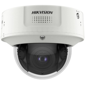 Eine weiße Dome-Überwachungskamera der Marke Hikvision, mit einem transparenten Schutzgehäuse und sichtbarem Objektiv, geeignet für Innen- oder Außenüberwachung.
